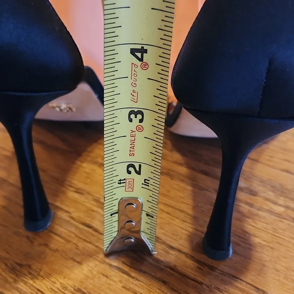 NEW Badgley Mischka Pearl Ankle Strap Size 6